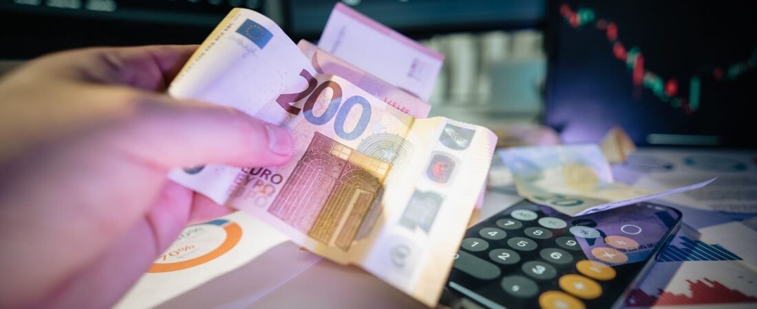 Best High-Yield Savings Accounts for Travel Nurses (2026 APY Table)