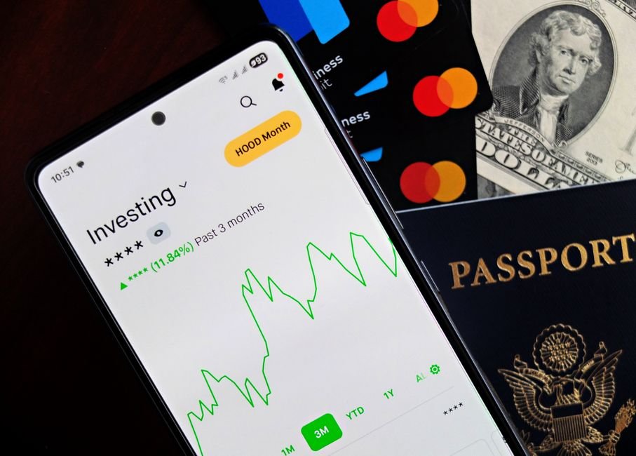 Best High Yield Savings Account for Travel Nurses (2026 Ranked Table)
